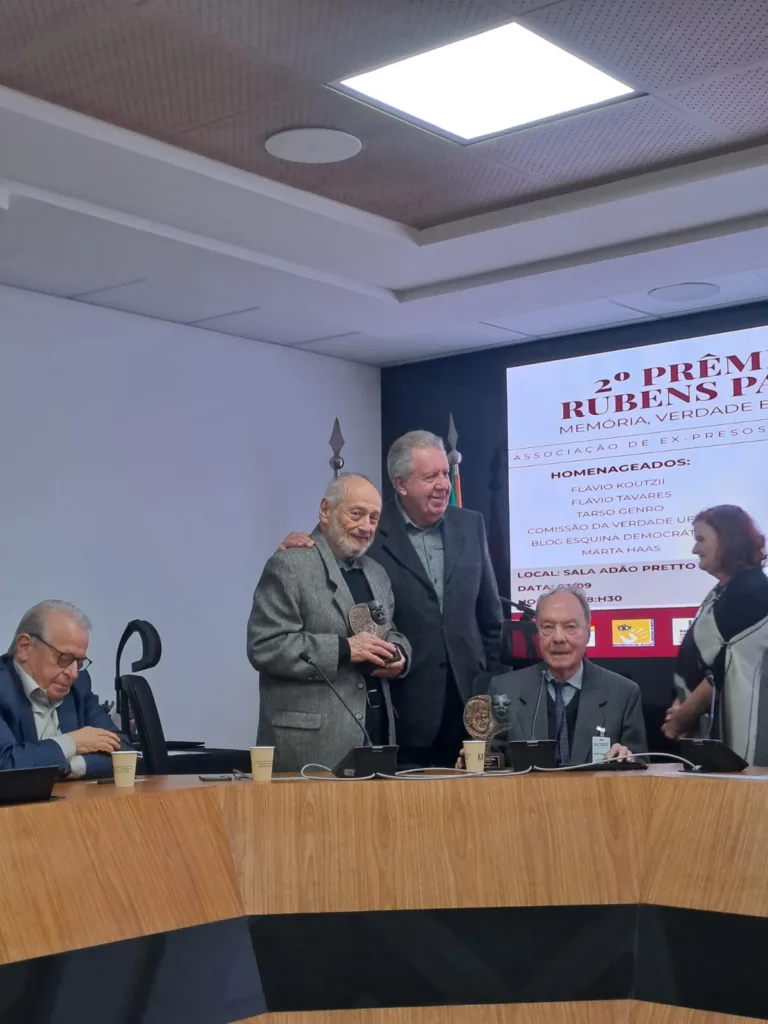 O ex-prefeito Raul Pont entregou o troféu a Flavio Koutiz