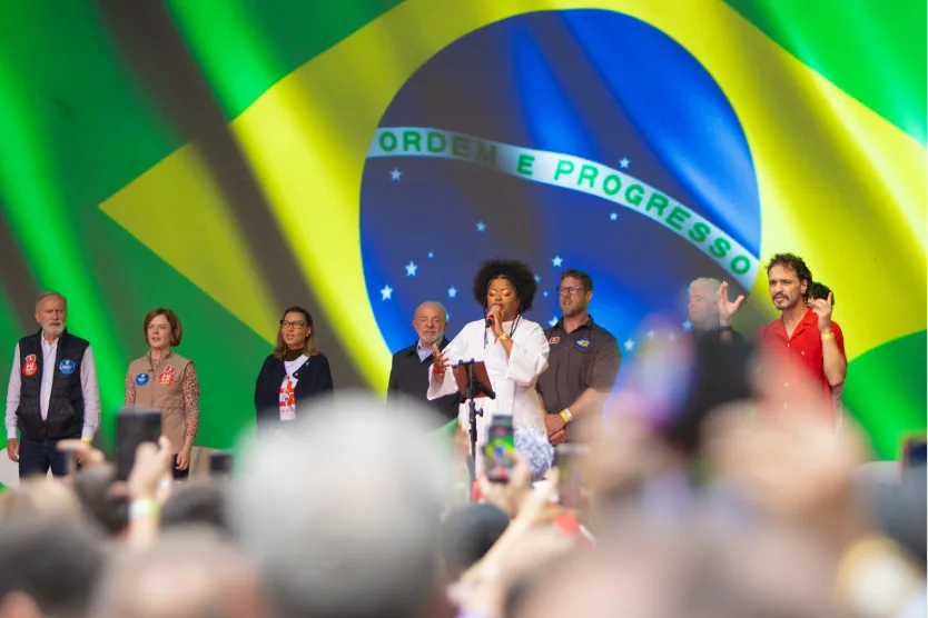 Janine Mathias cantou o hino nacional durante a abertura do comício.