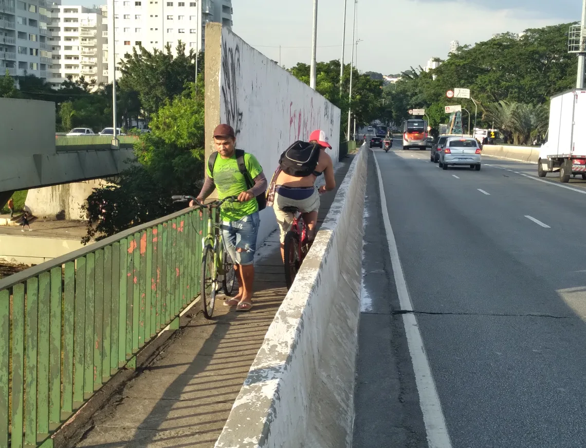 Trabalhadores enfrentam dificuldades para cruzar o Rio Pinheiros de bicicleta pela Ponte do Jaguaré na Zona Oeste de São Paulo.
