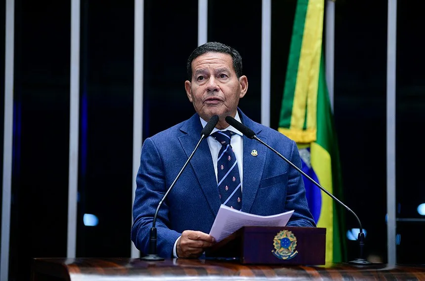 O senador Hamilton Mourão