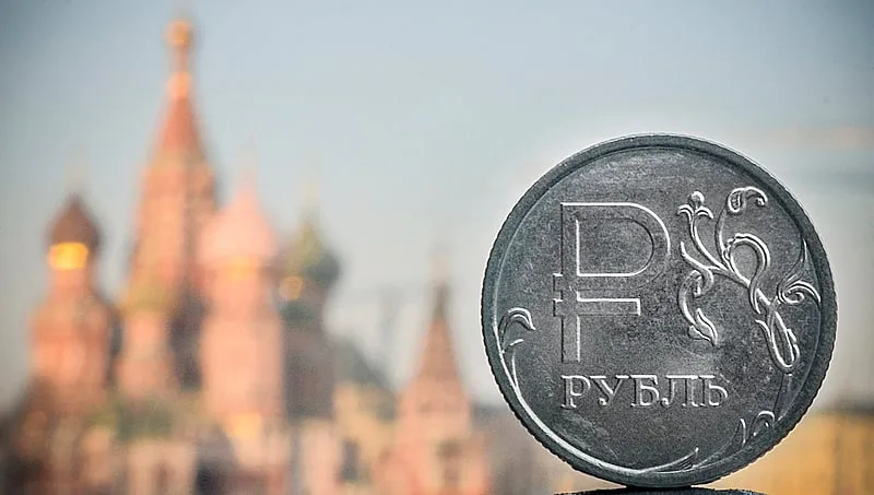 Imagem de uma moeda de rublo com a Praça Vermelha, em Moscou, de fundo