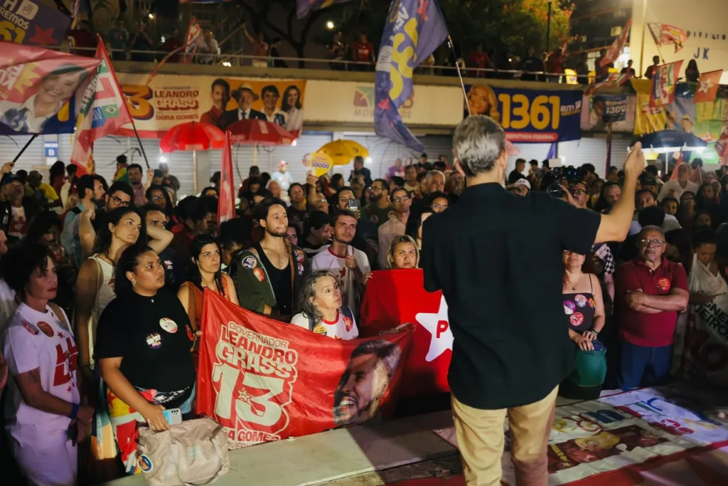 Candidato ao governo do DF, Leandro Grass defendeu a ampliação de equipamentos culturais nas diferentes regiões do Distrito Federal durante o ato realizado na Praça Marielle Franco