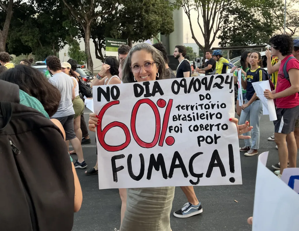 Cartazes levados às ruas recuperam os impactos das queimadas que cobriram parte do território brasileiro com fumaça em setembro de 2024.