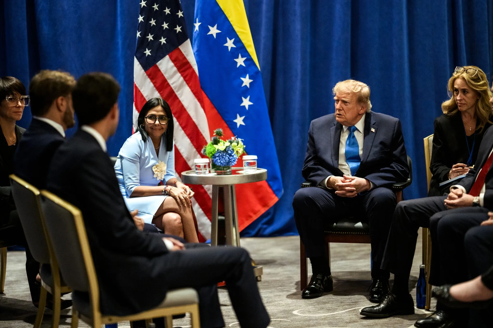 A foto, o gesto e a crítica: nas redes, venezuelanos reagem a encontro de Delcy Rodríguez e Donald Trump