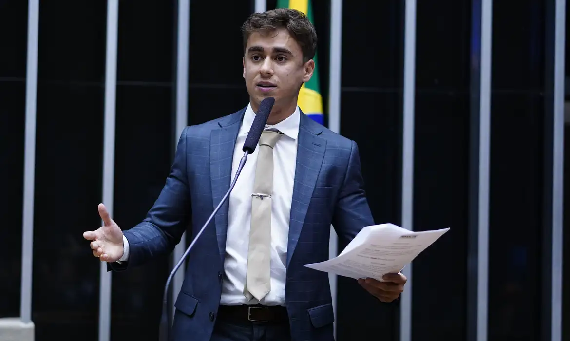 Agência Brasil Publicado em 30/09/2026 - 19:22 Brasília Brasília (DF) - O deputados, Nikolas Ferreira (PL - MG), discursa na tribuna da Camara dos Deputados durante sessāo deliberativa Foto: Pablo Valadares/Câmara dos Deputados© Pablo Valadares/Câmara dos Deputados Versão em áudio