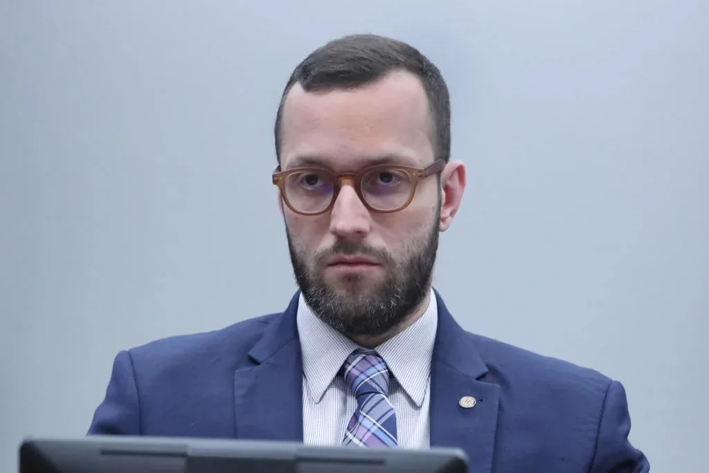 Filipe Barros está proibido de novos impulsionamentos dos vídeos.
