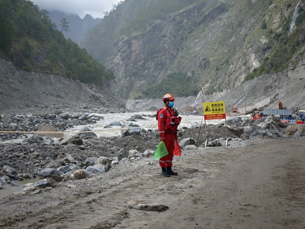 Trabalhador da China Anneng na zona do desastre em Jilong, Região Autônoma de Xizang (Tibete). A empresa estatal chinesa de construção e engenharia, é especializada também em operações de resgate e resposta a desastres naturais