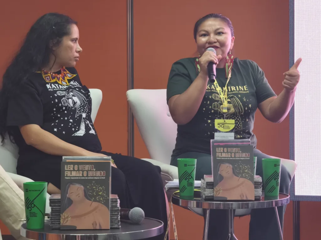 Larissa Tukano apresentando o livro “Ler o vento, filmar o mundo: Pesquisa-mapeamento do cinema das mulheres indígenas no Brasil”