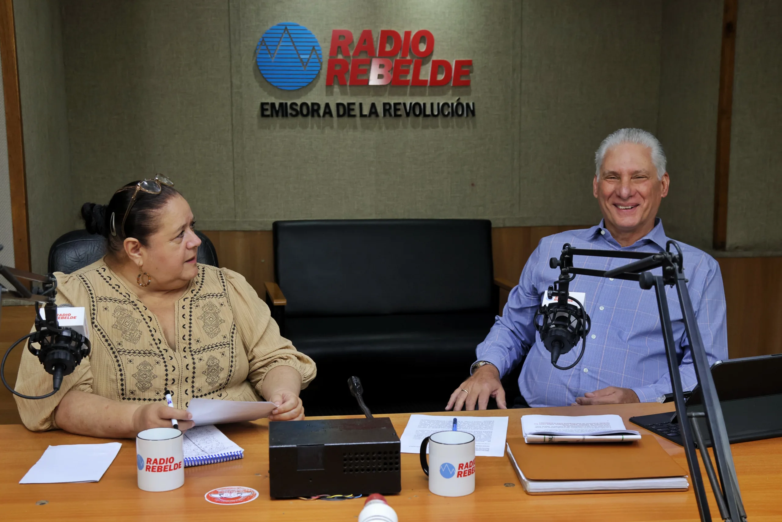Bárbara Betancourt ao lado do presidente Miguel Díaz-Canel