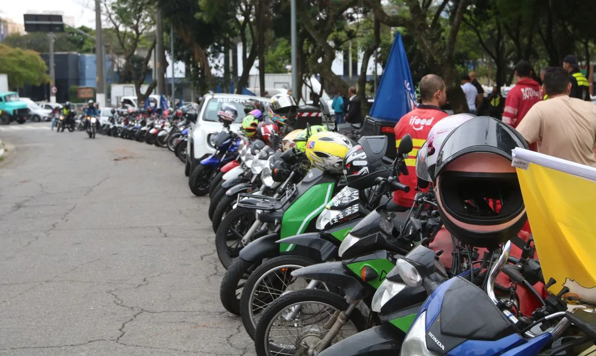 O Brasil tem cerca de 405 mil pessoas que trabalham como motociclistas de aplicativos