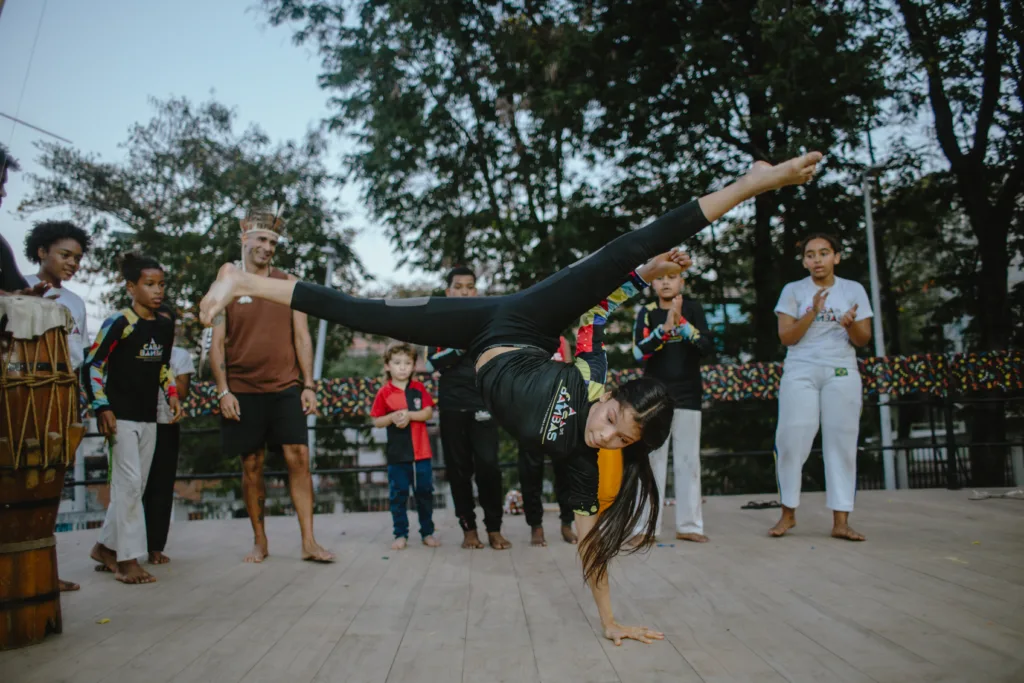 Adrianny Cossito, de 13 anos, é aluna assídua de capoeira da Casa de Bambas