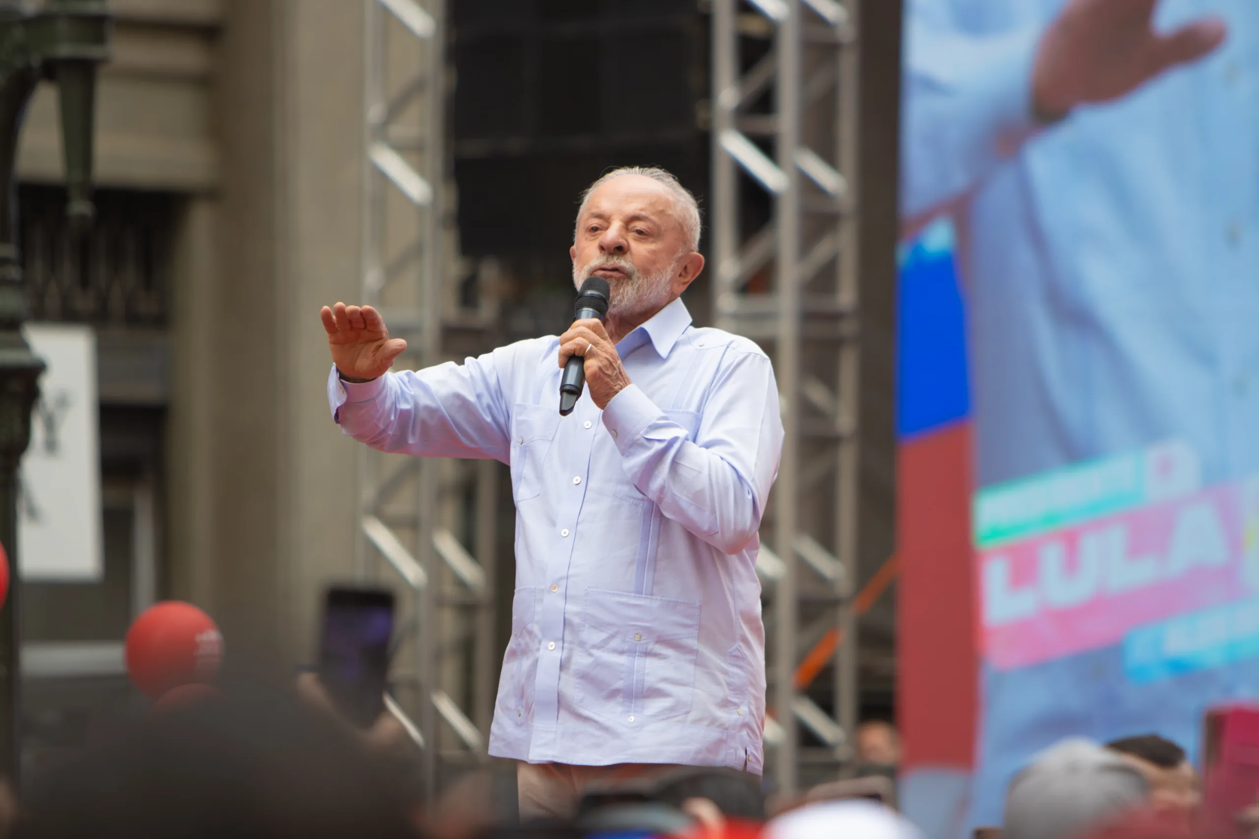 O presidente Lula esteve em um comício, em Curitiba (PR), nesse sábado (12).