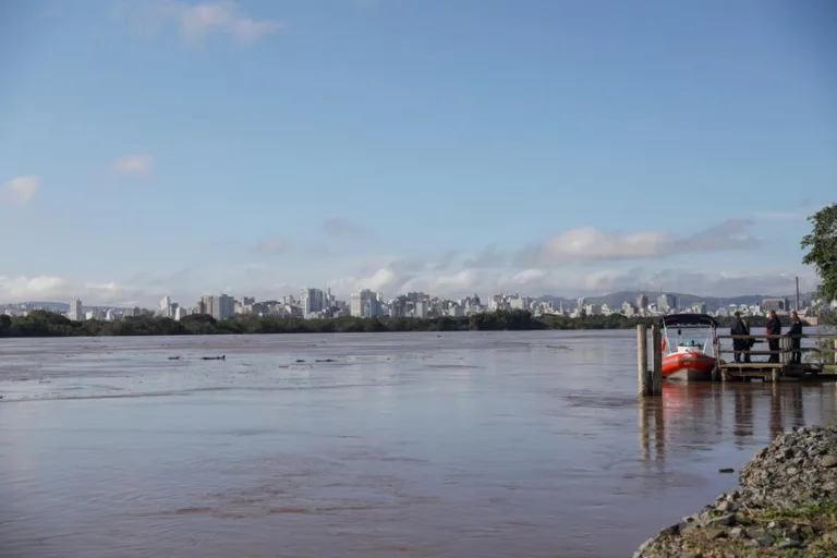 Chuva volumosa volta ao RS dias após temporais que deixaram seis mortos