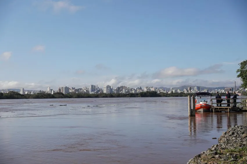 Detritos são vistos nas águas do Guaíba, em Porto Alegre, após as cheias dos últimos dias