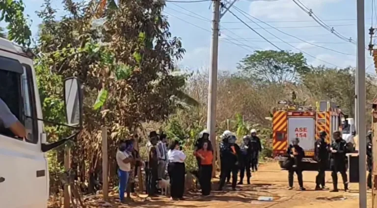 Famílias permanecem na Santa Luzia após novas derrubadas durante desocupação no DF