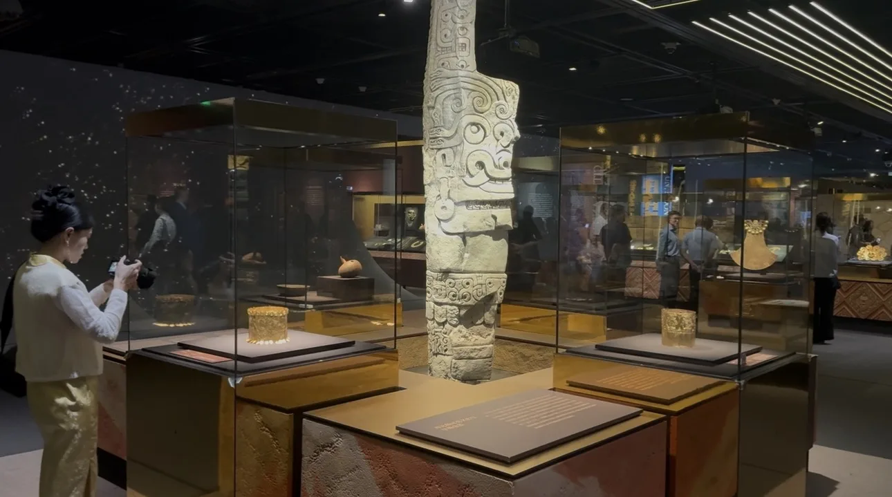 Obras arqueológicas do Peru integram a seção dedicada às antigas civilizações andinas na exposição “Milho, Ouro e Jaguar”, no Museu da Capital, em Pequim.