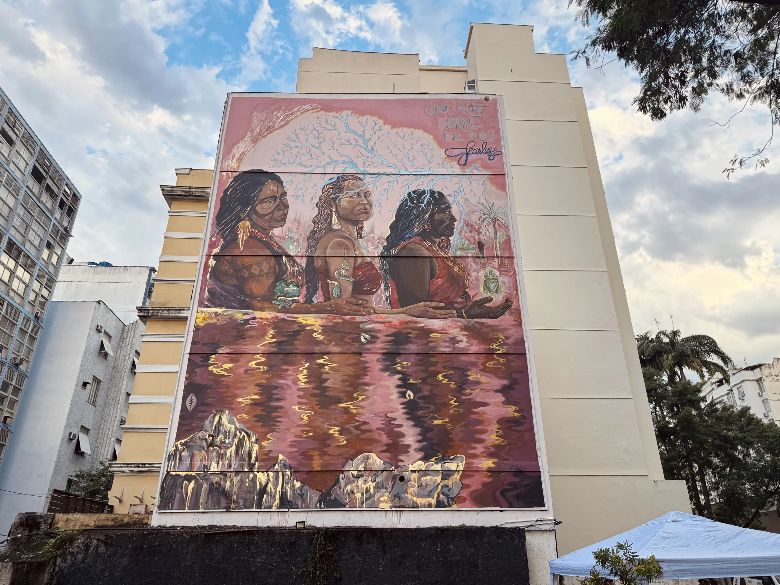 Três mulheres, uma ribeirinha, outra quilombola e uma terceira indígena são retratas em mural e se banham no rio Tocantins