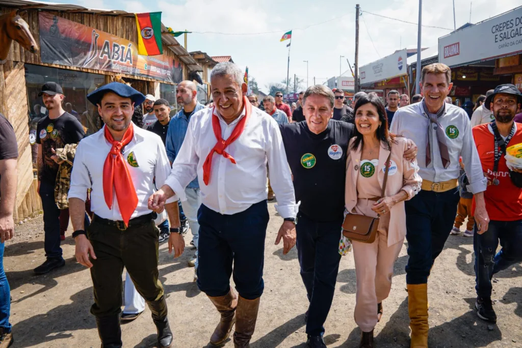 Gabriel Souza visitou o Acampamento Farroupilha, em Porto Alegre, ao lado de integrantes de sua chapa e apoiadores