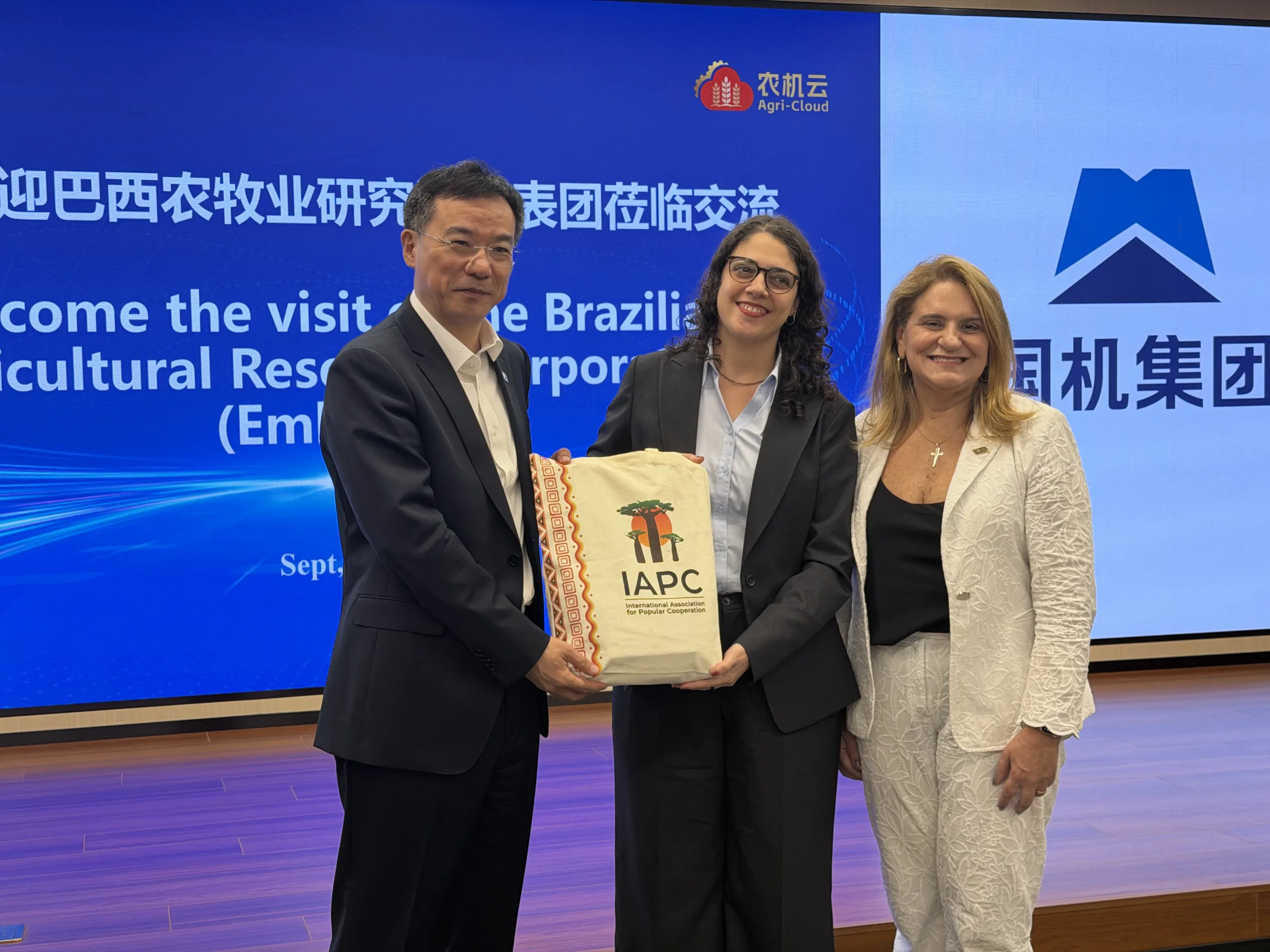 Wang Yuhang, presidente e Diretor-Geral da Sinomach Digital junto a Bárbara Loureiro, coordenadora da Associação Internacional para a Cooperação Popular e a presidenta da Embrapa, Sílvia Massruhá. 21 de setembro de 2026