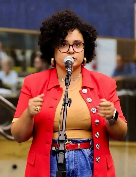 Em coletiva de imprensa, Iza afirmou que pretende acionar o Ministério Público para pedir a investigação das campanhas de Flávio Bolsonaro, Flávio Roscoe, Nikolas Ferreira (PL) e Pablo Almeida (PL).