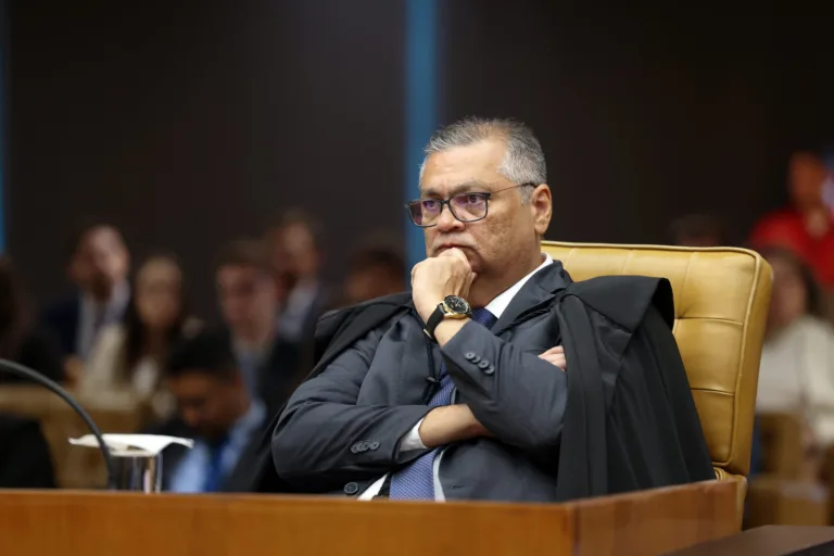 Dino manda Polícia Federal investigar atuação da CVM no caso Master