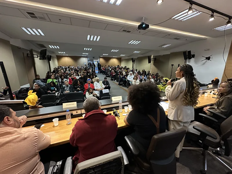 Público acompanha a aula magna sobre saúde da população negra no auditório do GHC, em Porto Alegre