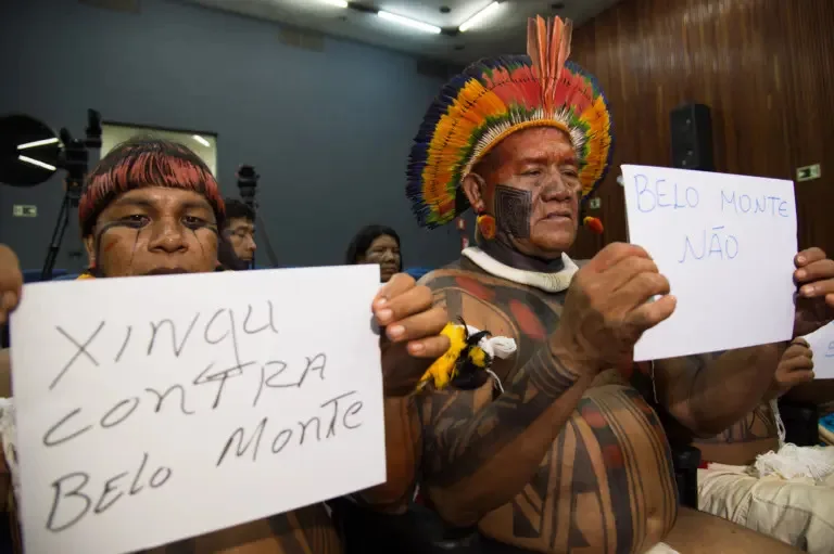 Índios do Xingu fazem protesto durante coletiva da presidenta do Ibama, Marilene Ramos, sobre o enchimento do reservatório da Usina Hidrelétrica de Belo Monte, no Rio Xingu