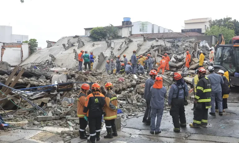 Prédio em construção desabou em cima de uma casa na madrugada deste sábado (12), no bairro Penha