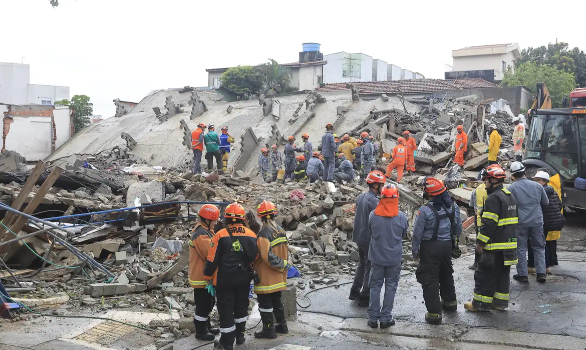 Prédio em construção desabou em cima de uma casa na madrugada deste sábado (12), no bairro Penha