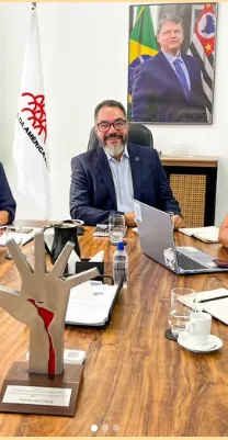 O ex-diretor João Carlos Corrêa, à frente a estatueta Prêmio Darcy Ribeiro.