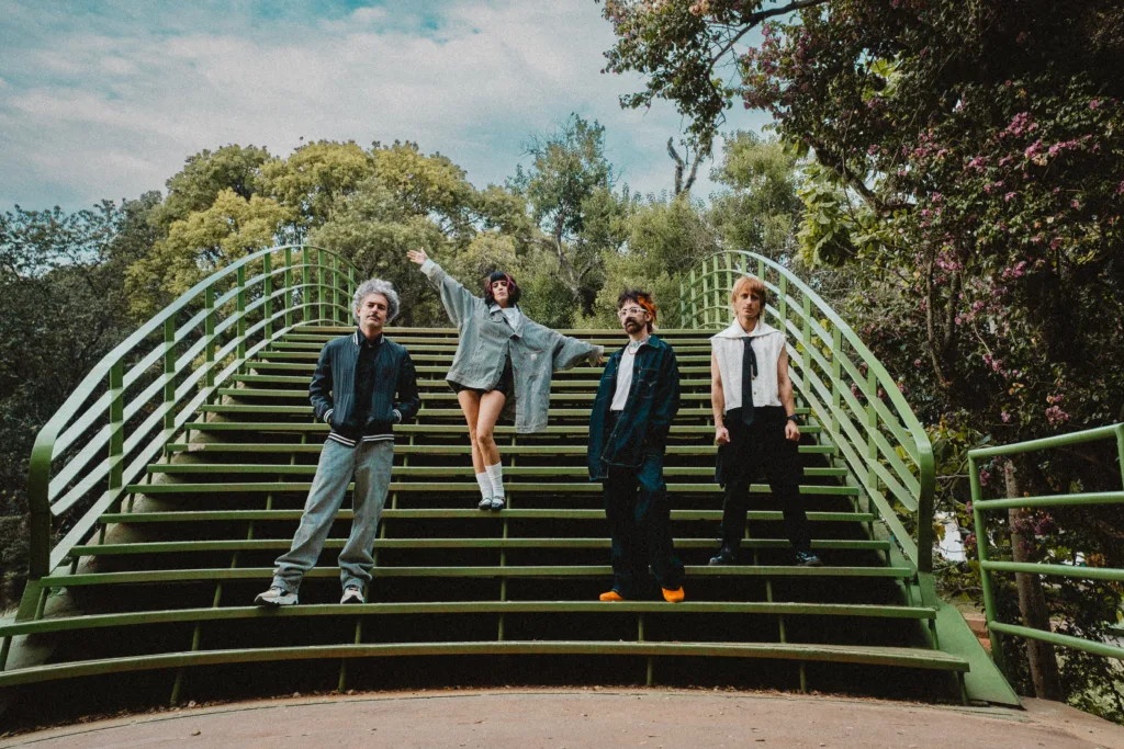 Perto de completar 20 anos, Supercombo combina experimentação musical e posicionamento político dentro e fora dos palcos