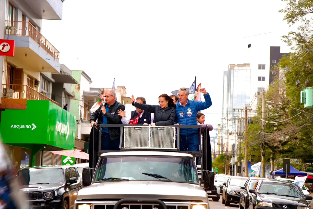 Juliana Brizola participou de ato pelas ruas de Santo Ângelo durante agenda de campanha nas Missões