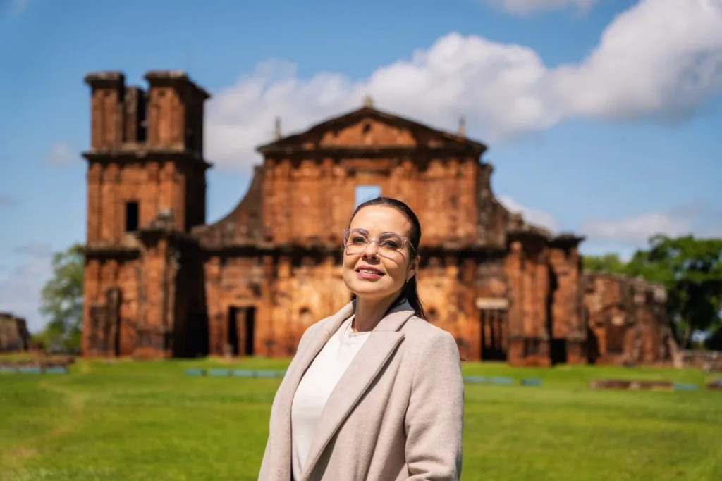 Juliana Brizola visitou as ruínas de São Miguel das Missões e defendeu o turismo como vetor de desenvolvimento, emprego e renda na região