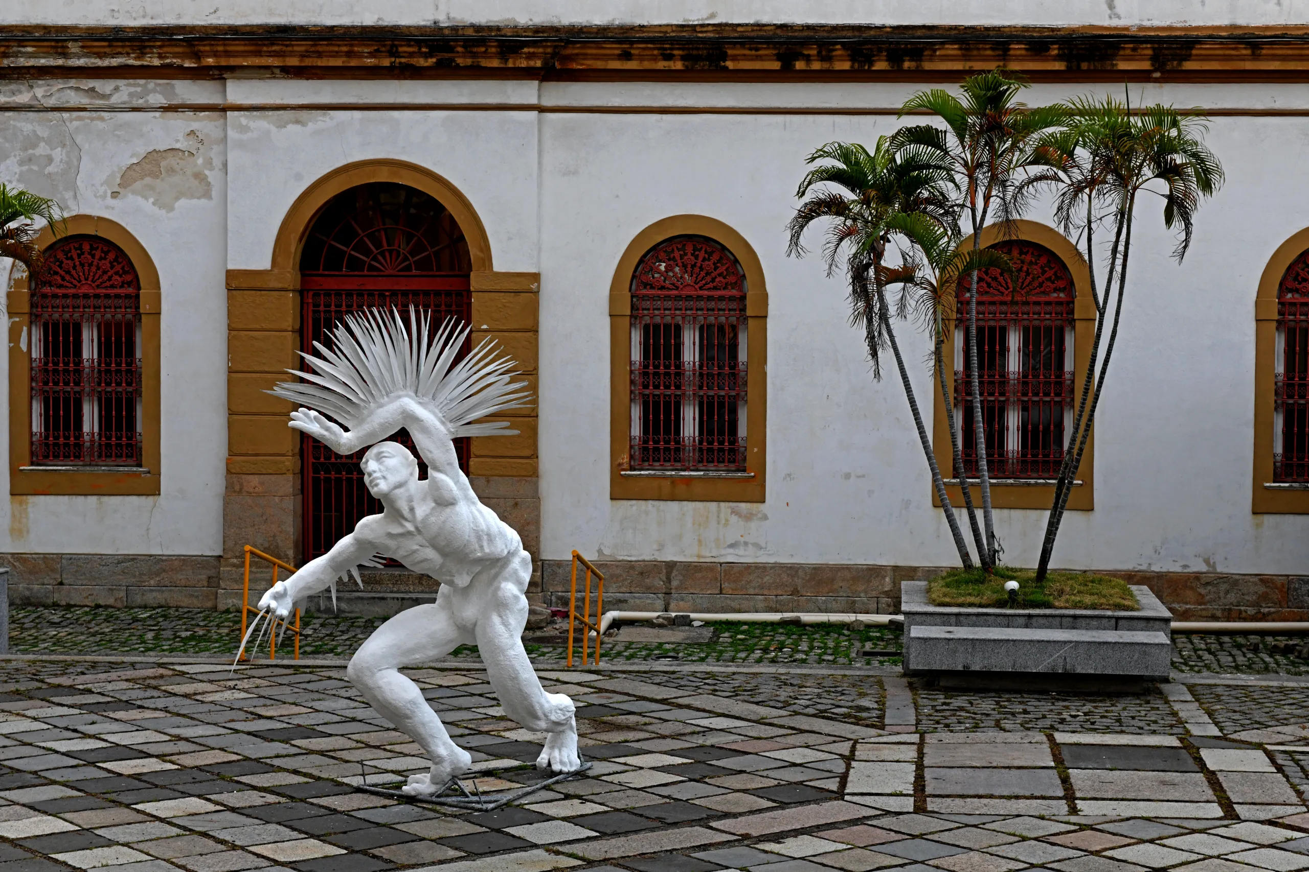 Exposição de esculturas carnavalescas de Marina Vergara na praça do Centro Cultural dos Correios (CCC) do Rio de Janeiro
