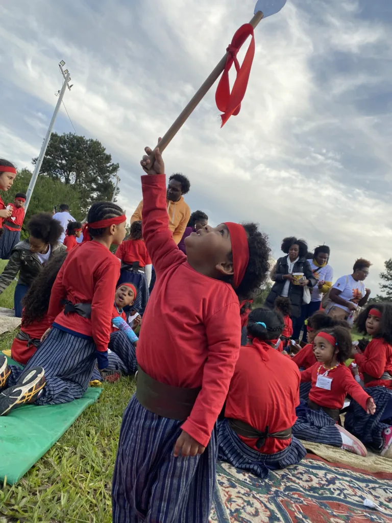 Crianças participam do projeto Lanceirinhos Negros, que promove atividades culturais e formativas e valoriza a identidade e a história da população negra.