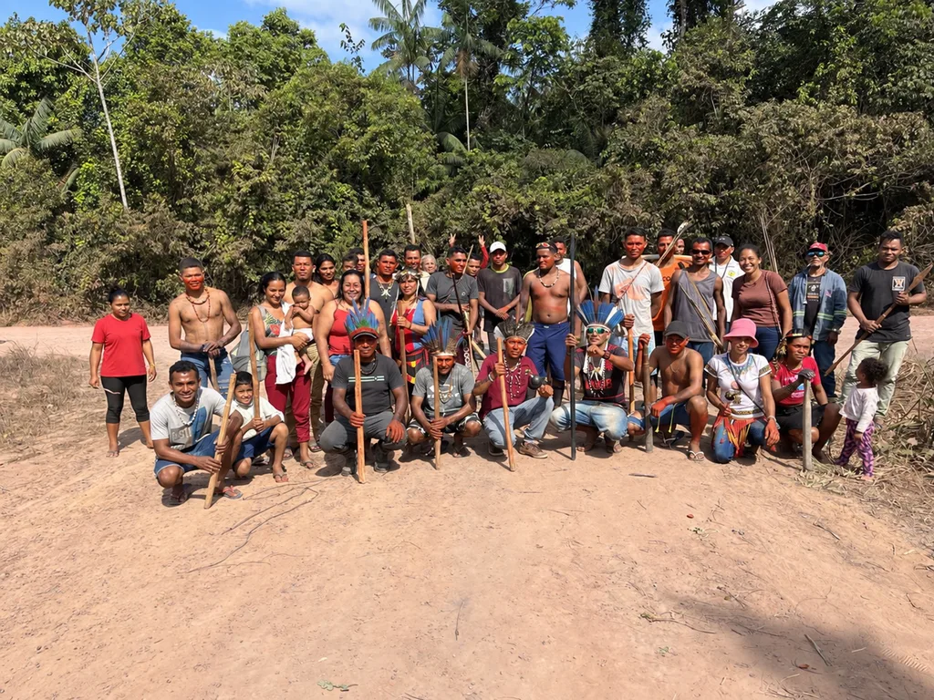 Em meio ao avanço da indústria da dendêcultura no Nordeste do Pará, em especial no Vale do Acará, povos indígenas passaram a sofrer com ameaças e pressões do setor; agora, a própria estrutura estatal se volta contra os indígenas por sua resistência, impondo até o uso de tornozeleiras eletrônicas