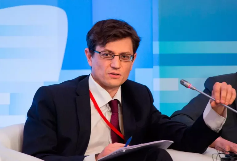 Yaroslav Lisovolik trabalhou no Fundo Monetário Internacional (FMI) como conselheiro do Diretor Executivo para a Federação Russa (2001-2004)