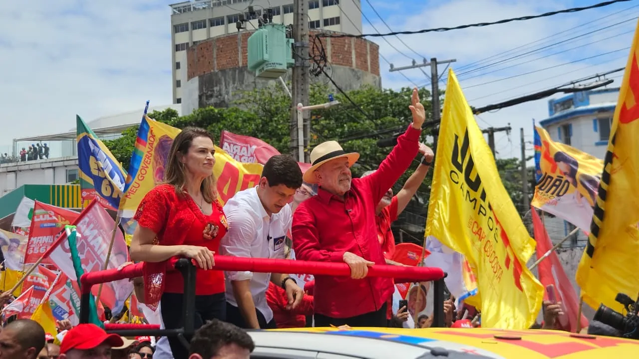 Lula reuniu milhares de apoiadores no Bairro do Recife nesta sexta-feira (25)