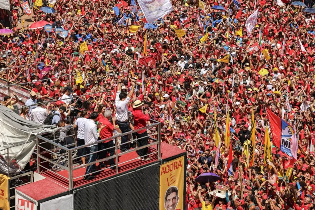 Multidão ouviu Lula e aliados no Marco Zero