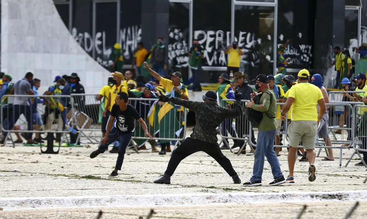 'E quando se acreditava numa direita mais civilizada, eis que o espírito antidemocrático e violento ressurge com toda força, depredando a Praça dos Três Poderes, destruindo o Capitólio', comenta Sebastião Costa