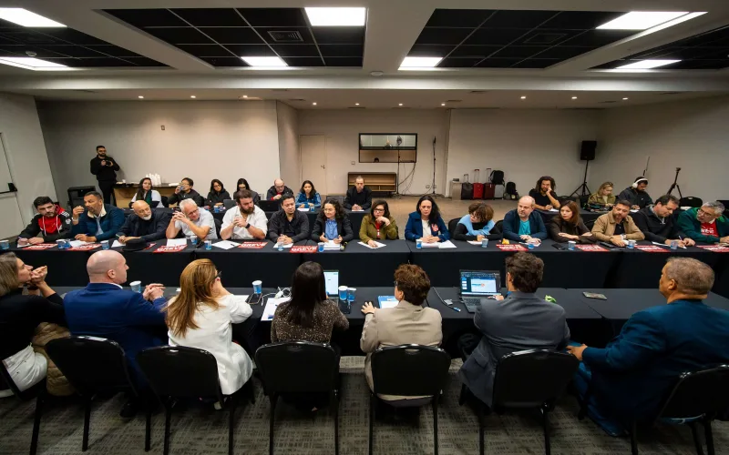 Mesa de negociação com a Caixa iniciou na quarta (16) e se prolongou pela madrugada de quinta 17