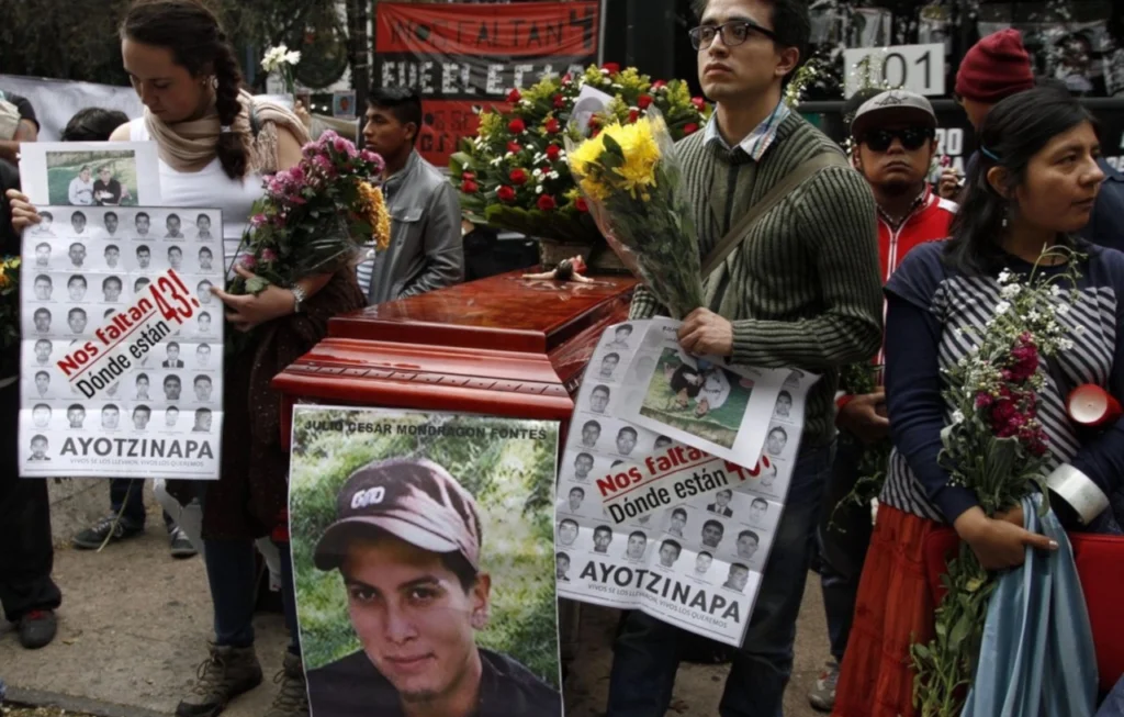Em setembro de 2014, cem estudantes de Ayotzinapa viajavam e seu comboio foi atacado por patrulhas municipais em Iguala, Guerrero