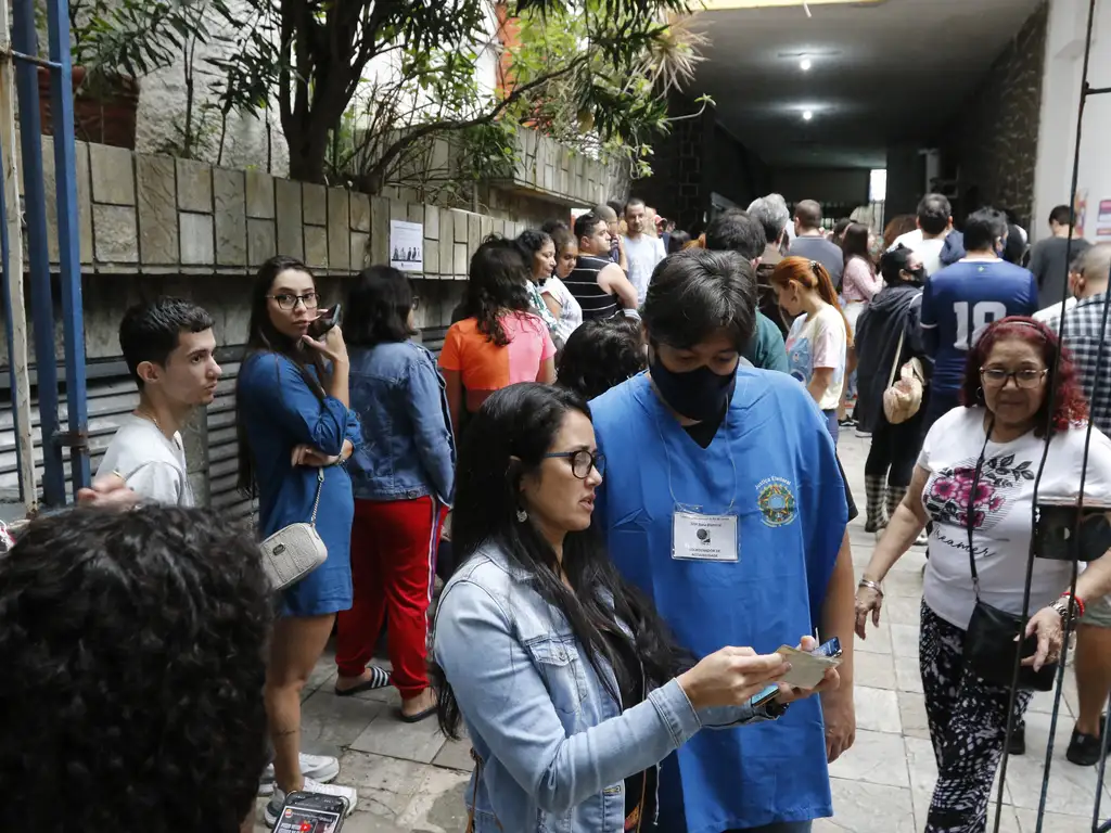 Eleitores em fila numa seção eleitoral no Rio de Janeiro (RJ)