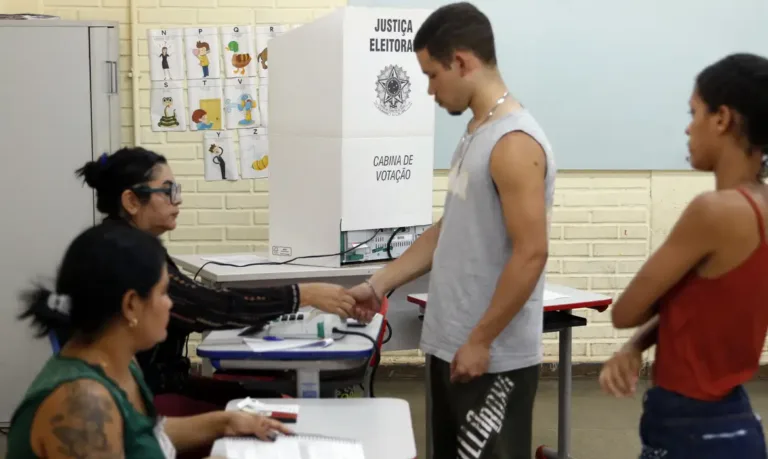 Indecisão atinge quase um terço dos eleitores na disputa pelo GDF e passa de 35% no Senado