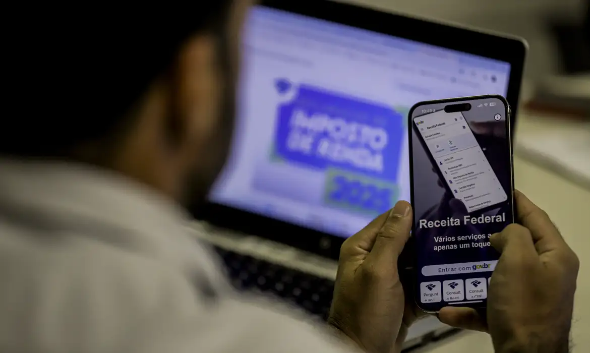 Consultas sobre o IRPF podem ser feitas na página da Receita Federal na internet e pelo aplicativo