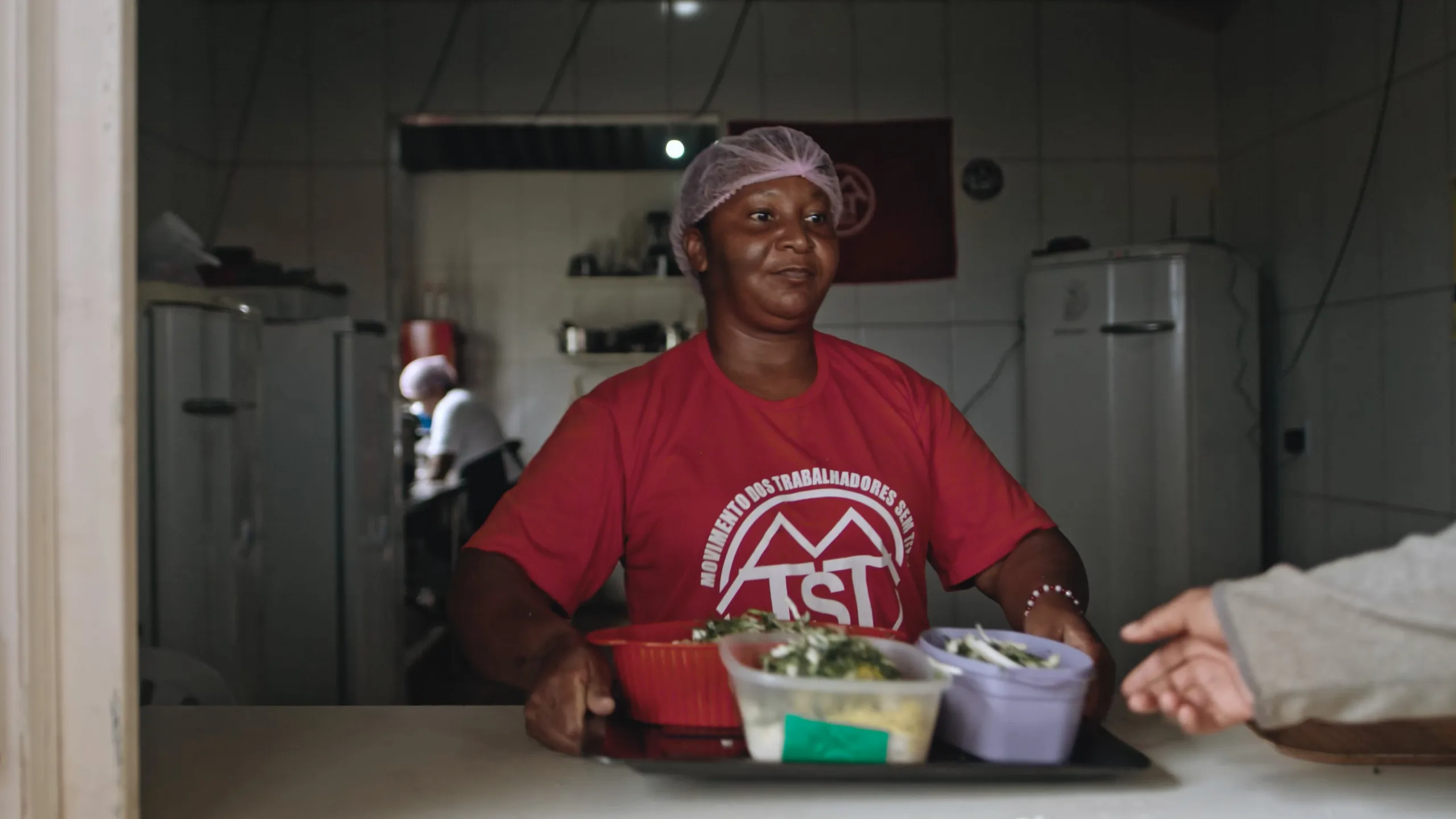 Jurailde Alves Ferreira em trabalho na cozinha do MTST