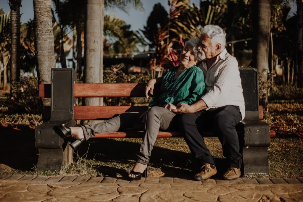 Espetáculo Outra História de Amor aborda afetos, desejos e relações na velhice a partir da história de um casal junto há 45 anos.