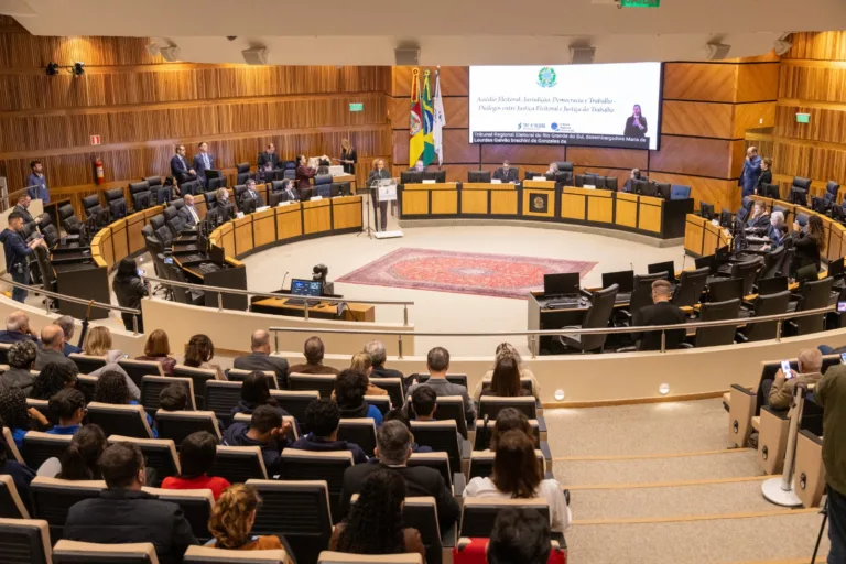 Evento reuniu representantes do TRT-RS e do TRE-RS na sexta-feira (28), em Porto Alegre, para debater o combate ao assédio eleitoral