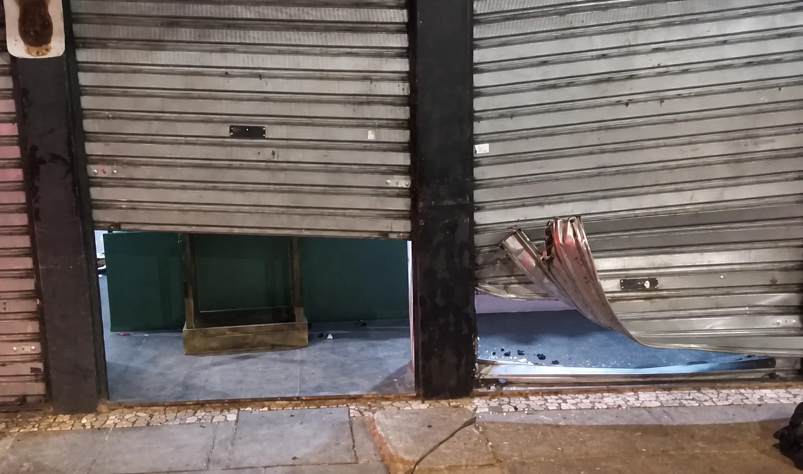 Porta de uma das bancas da praça da Bíblia danificada em um dos arrombamentos registrados no local