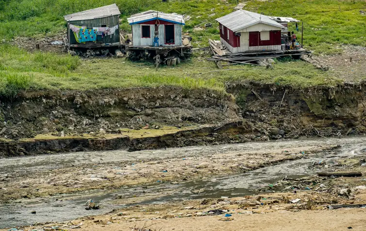 Rio Negro, no bairro São Raimundo, em Manaus, durante maior seca em 121 anos, em 2023